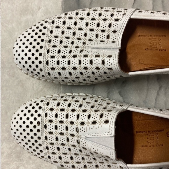Volks Walkers Slip On Loafers White Leather Size 8.5 Perforated Open Design - Picture 2 of 10
